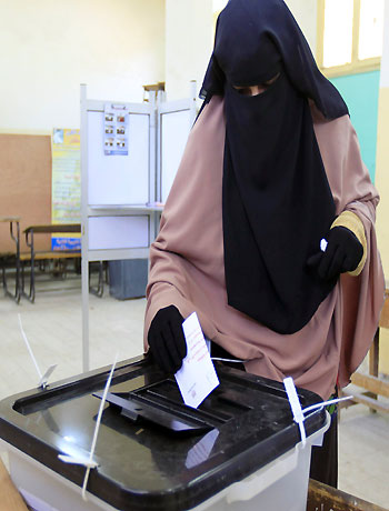 Egypt extends voting on Islamist-drafted charter