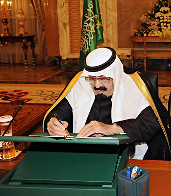Saudi cabinet approves record budget