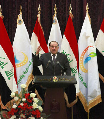 Iraq PM warns Sunni protesters, makes small concession