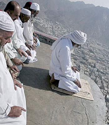 Saudi on alert as 2.5 million pilgrims start hajj