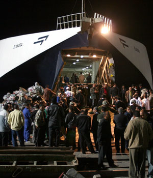 Hopes fade for 800 after Egyptian ferry sinks