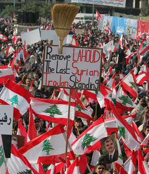 Hundreds of thousands mark anniversary of Hariri assassination; anti-Syrian groups demand president’s resignation