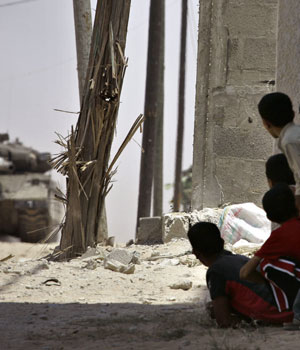 Israelis kill militant in Gaza as troops dig in
