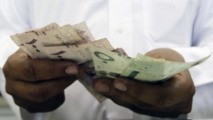 A Saudi trader counts Saudi Riyal banknotes in Mecca in this October 20, 2012 file photo. Source: REUTERS/Amr Abdallah Dalsh/Files