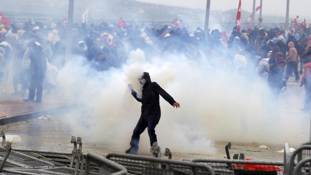 Turkish Police Clash With Protesters at Conspiracy Trial