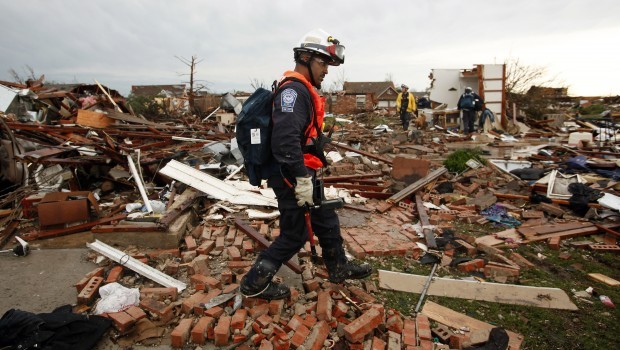 Rescuers comb Oklahoma tornado rubble for buried survivors