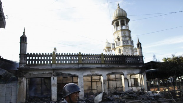Buddhist mobs attack Muslim homes for second day in Myanmar; one dead