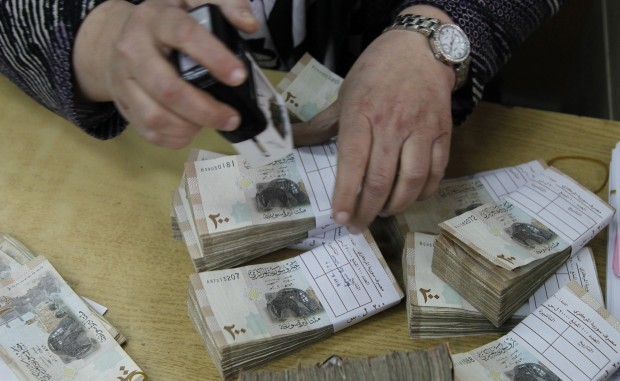 Experts warn against holding, purchasing collapsing Syrian pound