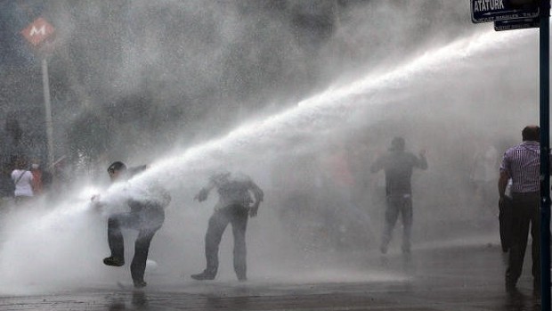 Turkish riot police quell protests ahead of Erdoğan rally