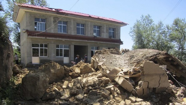 Strong earthquake in western China kills 54 people