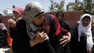 Palestinian women mourn during the funeral of Younis Jahjouh during his funeral at Qalandiya Refugee Camp near the West Bank city of Ramallah on August 26, 2013. Israeli troops shot dead three Palestinians, including Jahjouh, and wounded about a dozen in an early morning raid on Monday to arrest a suspected militant in a refugee camp near Jerusalem, Palestinian medical sources told Reuters. (REUTERS/Mohamad Torokman)