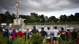 Protesters form a human chain around Cuadrilla Resources site in Balcombe, west Sussex, Britain, on August 18, 2013. The extraction by hydraulic fracturing, or fracking, faces strong opposition from environmentalists and communities near potential production sites. (EPA/BOGDAN MARAN)
