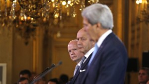 British foreign secretary William Hague (L), US secretary of state John Kerry (R) and French minister for foreign affairs Laurent Fabius (C) hold a press conference after their meeting on the situation in Syria at Quai d'Orsay in Paris, France, on September 16, 2013. (EPA/YOAN VALAT)
