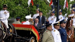 Pakistan president Asif Ali Zardari (C rear) rides in a horse-drawn carriage escorted by presidential guards as he arrives to inspect a guard of honour during his farewell ceremony at the Presidential Palace in Islamabad on September 8, 2013. (AFP PHOTO/AAMIR QURESHI)