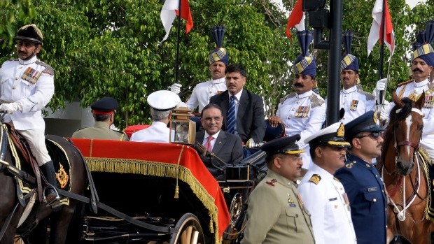 Pakistani president steps down as his term ends