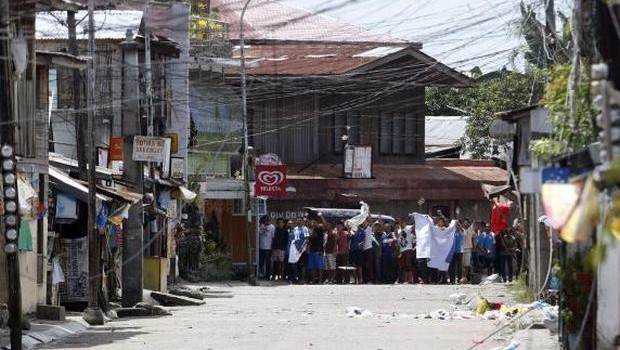 Muslim rebels display human shield tied by rope in southern Philippine standoff