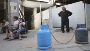 A man selling gas waits for clients along a street in Duma neighborhood in Damascu, on October 3, 2013. (REUTERS/William Ismail)