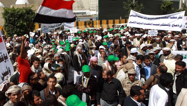 Yemen: Thousands gather outside president’s home to protest against Houthi ‘war crimes’