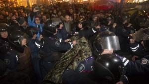 Riot police try to stop activists of Ukrainian opposition parties during a rally in support of euro integration in central Kiev November 22, 2013 (REUTERS/Valentyn Ogirenko)