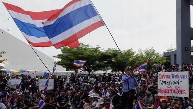 Thai protesters padlock state-run offices