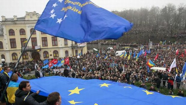 Tens of thousands rally in Kiev for closer EU ties