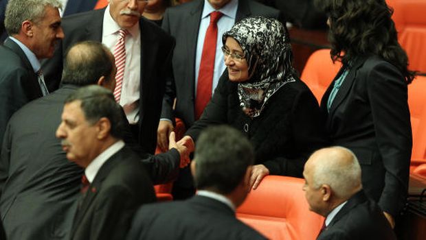 Turkish MPs enter parliament with headscarves