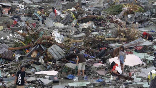 Philippine typhoon survivors beg for help as rescuers struggle