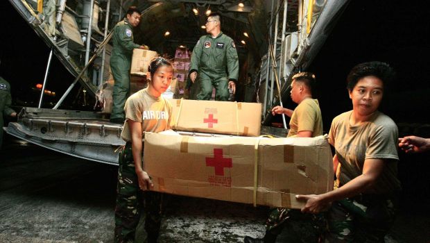 Philippine Typhoon Survivors Seek to Flee City Amid Aid Trickle