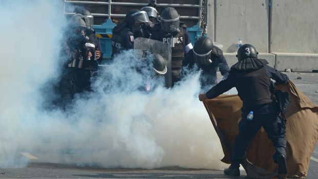 Police battle Bangkok protesters with tear gas
