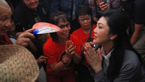 Thai Prime Minister Yingluck Shinawatra (R) is greeted by supporters during a visit to Chiang Mai, northern Thailand on December 12, 2013. (AFP PHOTO)
