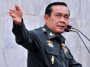 Thai army chief General Prayut Chan-O-Cha gestures as he speaks during a press conference at Thai army's headquarter in Bangkok on December 27, 2013 (AFP PHOTO)