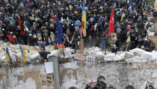 Ukrainians hold new anti-government rally, EU suspends trade talks