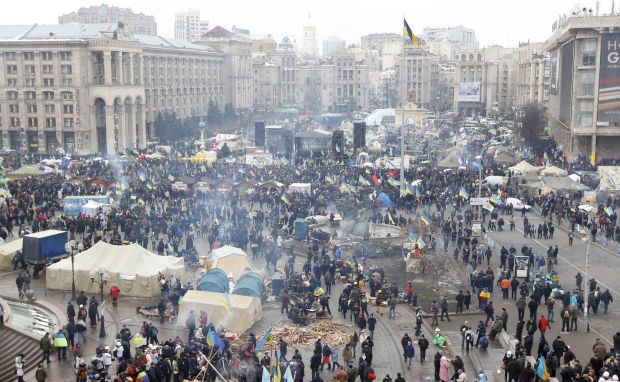 Ukraine’s Yanukovich holds crisis talks as thousands mass for rally