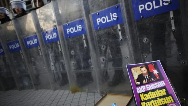 Turkey removes 350 police officers in Ankara