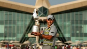 Pablo Larrazabal of Spain poses with his trophy after winning the Abu Dhabi Golf Championship on January 19, 2014 in the United Arab Emirates' capital, Abu Dhabi. (AFP Photo/Marwan Naamani)