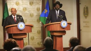 South Sudan President Salva Kiir (R) and his Sudan counterpart Omar al-Bashir hold a joint news briefing in the state house in capital Juba January 6, 2014 (REUTERS/James Akena)
