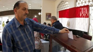 An Egyptian man living in Oman casts his vote on a divisive draft constitution in Egypt at the Egyptian embassy in the Gulf sultanate's capital on January 8, 2014. (AFP PHOTO/MOHAMMED MAHJOUB)