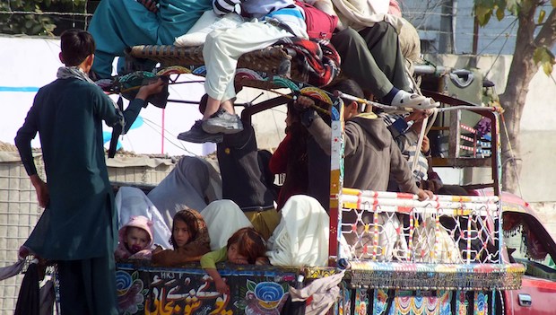 Pakistan: Thousands flee border after airstrikes