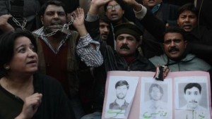 Pakistani journalists protest on January 18, 2014 against the shootings one day earlier of three television station employees, which were claimed by the Pakistani Taliban. (AFP Photo/Arif Ali)