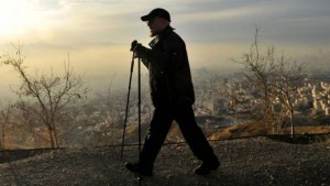 A handout picture released by the website of Iranian President Hassan Rouhani shows him hiking in the Tochal mountain, north of Tehran, on December 6, 2013. (AFP photo)