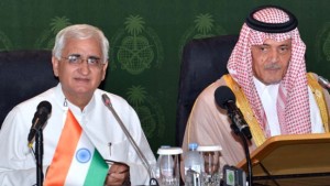 Saudi Foreign Minister Prince Saud Al-Faisal, right, and his Indian counterpart Salman Khurshid give a press conference after a meeting in Jeddah, Saudi Arabia, on May 25, 2013. (AFP Photo/Saudi Press Agency)