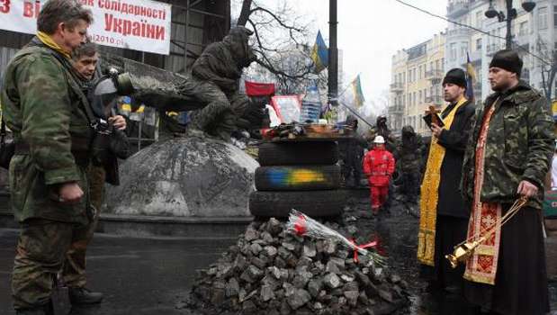 Ukraine protesters end Kiev city hall occupation to meet amnesty offer