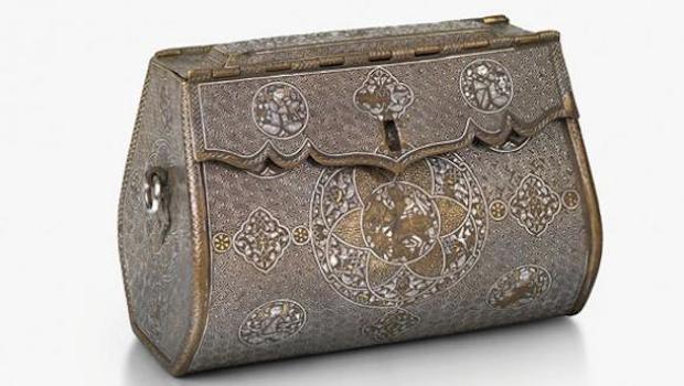London gallery exhibits 700-year-old ‘handbag’