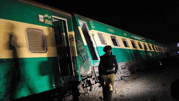 Bomb derails train in southwest Pakistan