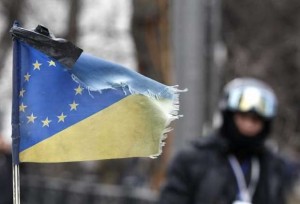 A black ribbon is attached to a flag, which combines EU and Ukrainian flags, to mark a day of mourning for the victims of clashes between anti-government protesters and Interior Ministry members in Kiev February 22, 2014. Protesters seized the Kiev office of President Viktor Yanukovich on Saturday and the opposition demanded a new election be held by May, as the pro-Russian leader's grip on power rapidly eroded following bloodshed in the capital. REUTERS/Vasily Fedosenko