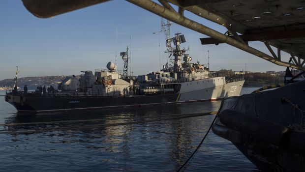 Ukraine: Russia demands that two warships surrender