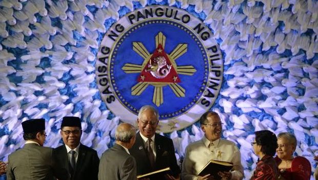 Philippines and Muslim rebel group sign peace deal