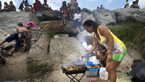 Venezuela slums shun protests for community work