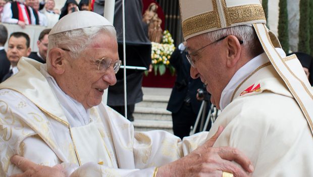 Hundreds of thousands watch two popes become saints