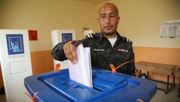 Iraqi troops and expats begin voting
